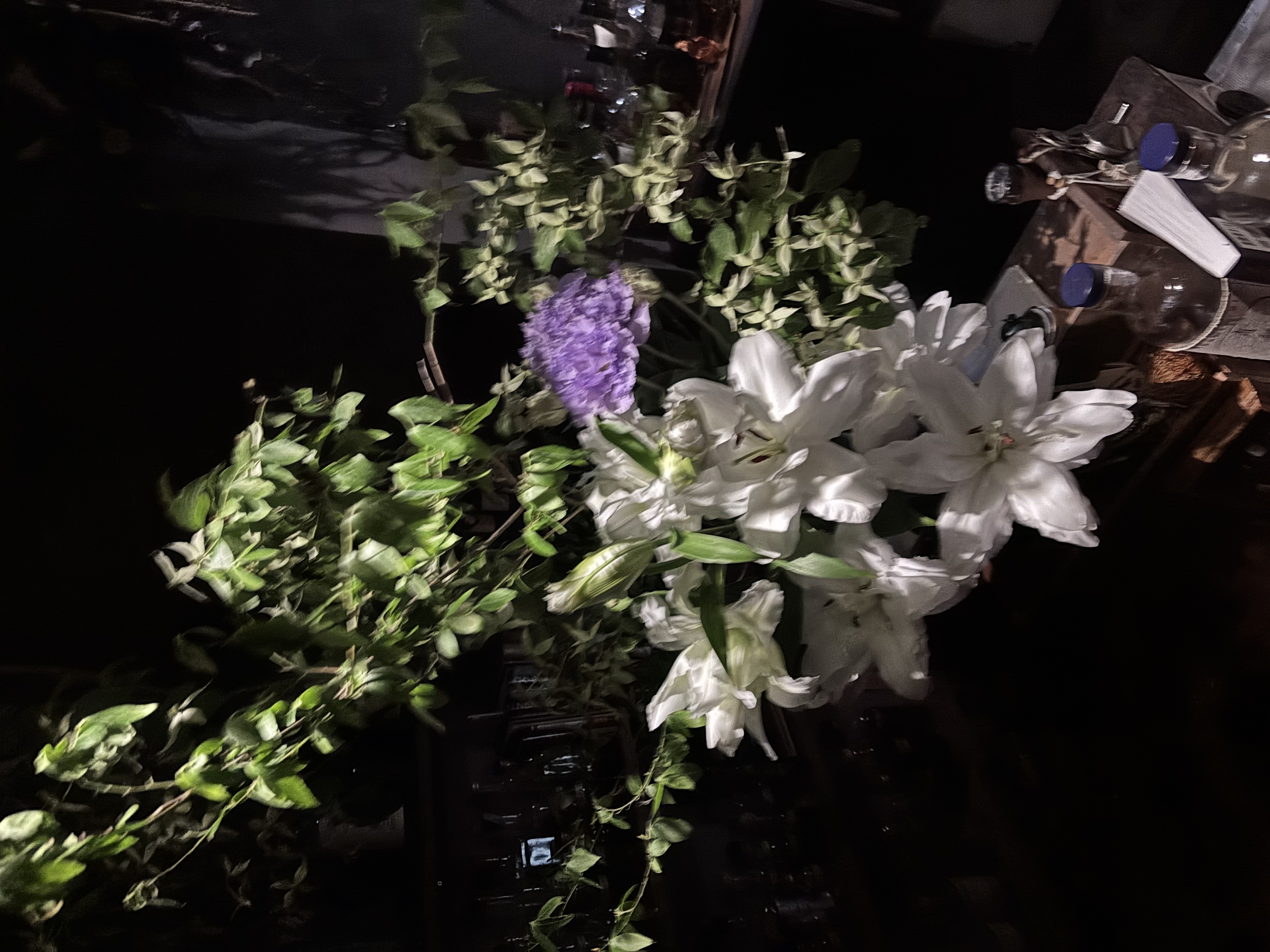 百合と紫陽花 — カウンターを越して